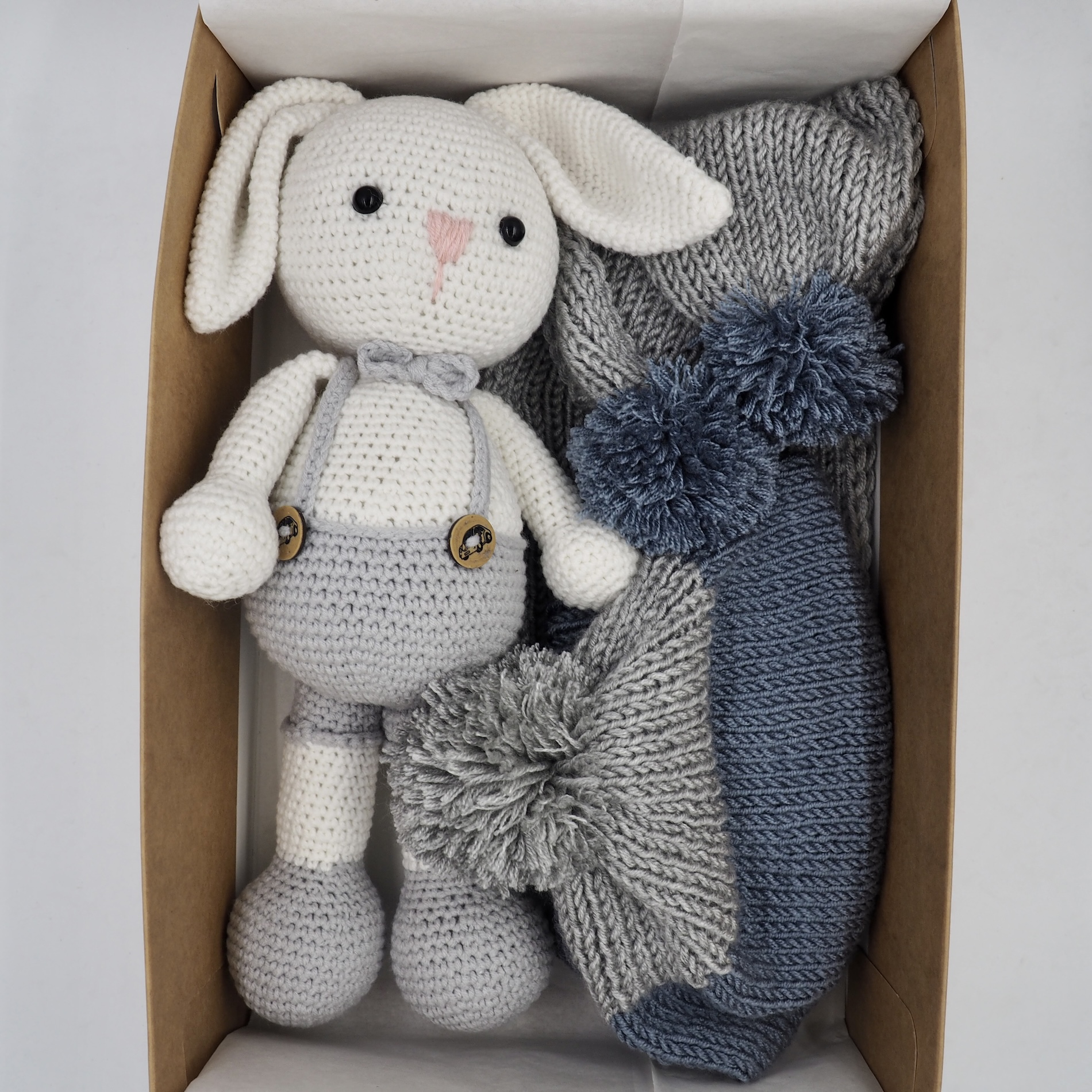 Bere-Atkı ve Sevimli Tavşancık Amigurumi Oyuncak Hediye Kutusu