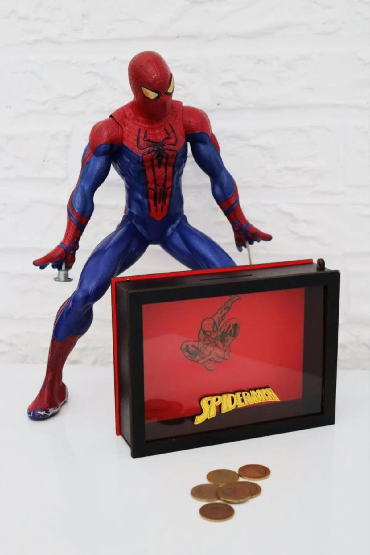Silay Hediyelik Kilitli Ahşap Önü Şeffaf Pleksili El Yapımı Spiderman Örümcek Adam Kumbara