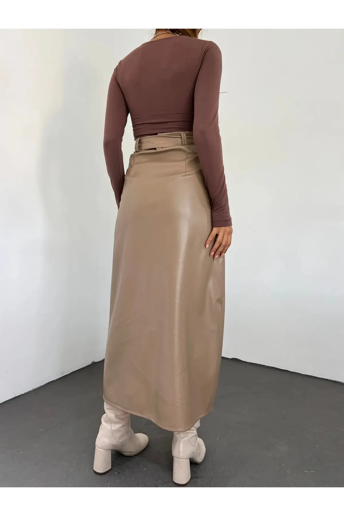 BUTİK AYVİTRİN Derin Yırtmaçlı Kendinden Kemerli Maxi Boy Suni Deri Etek görsel 3