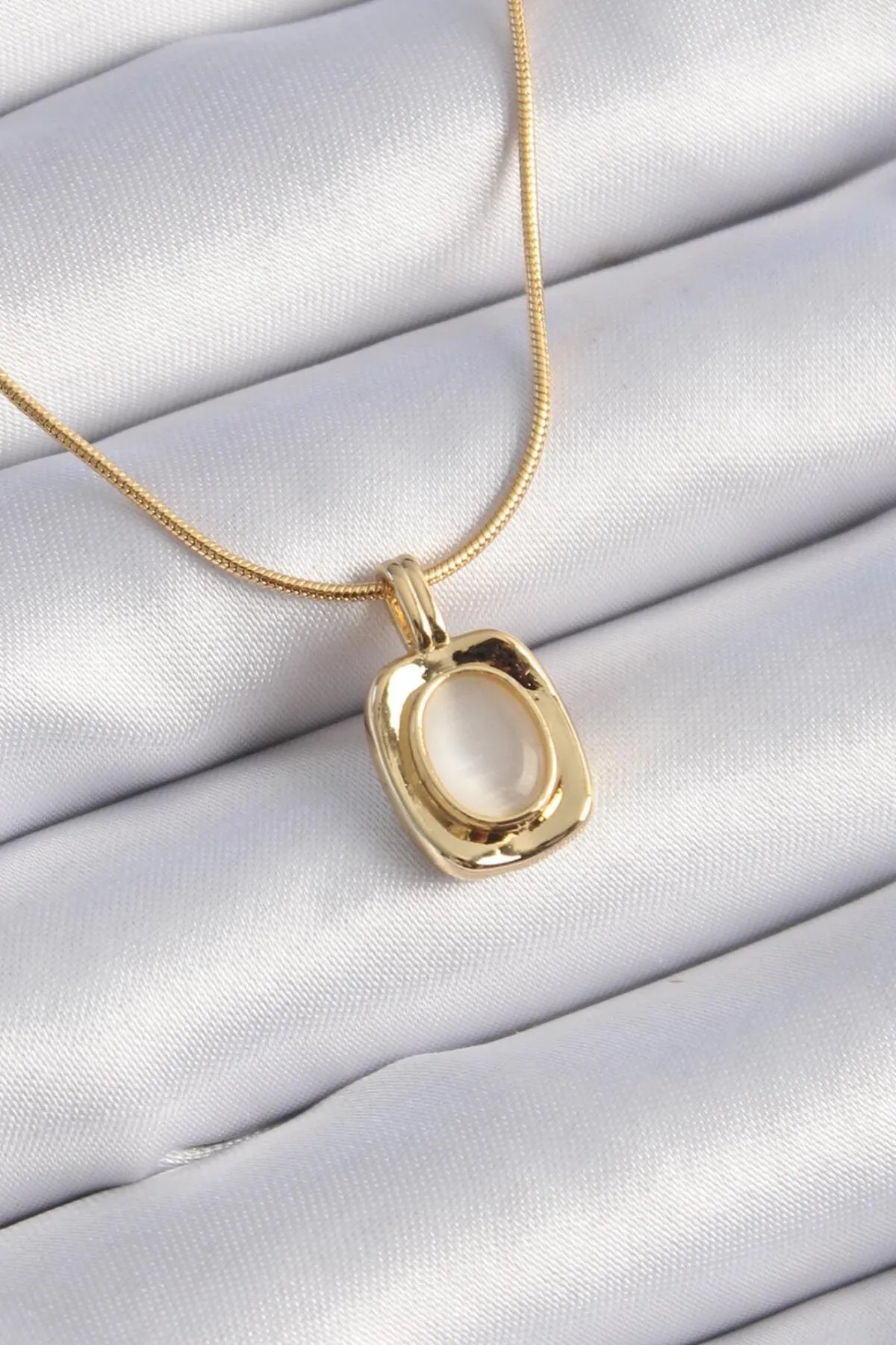 BUTİK AYVİTRİN 316L Çelik Gold Renk Kare Beyaz Sedefli Figür Vintage Kadın Kolye görsel 2
