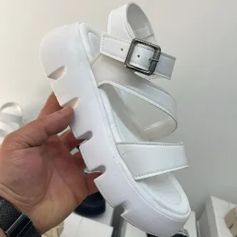 GButik's Bilekten Bağlamalı Tek Bantı Poli Yüksek Taban Sandalet