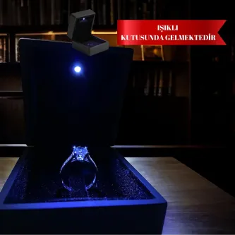 ZEY GÜMÜŞ Işikli Kutuda Gümüş Rodyumlu Zirkon Taşli Parlaklığıyla Büyüleyen Pirlanta Montörlü Tektaş Yüzük