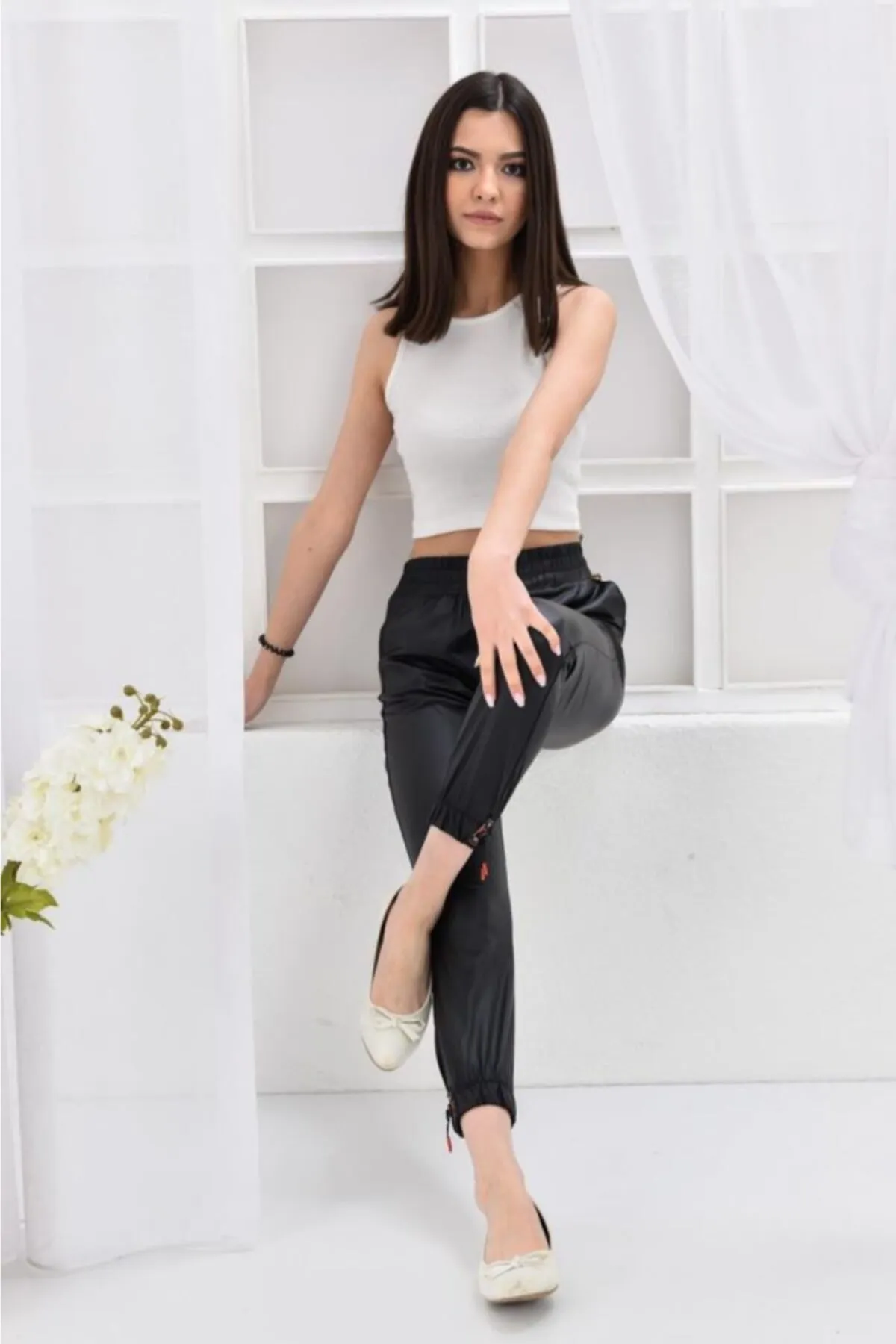 Modkofoni Bel Ve Paça Lastikli Bağcık Detaylı Siyah Deri Pantolon görsel 3