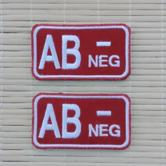 İzmir Askeri Malzeme 2 Adet Kırmızı Kadife Zemin Beyaz Nakış işlemeli AB-NEG Kan-Gruplu Arma Peç Patch
