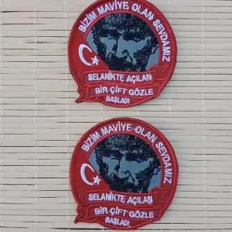 İzmir Askeri Malzeme 2 Adet Atatürk Resimli Kırmızı Zemin Nakış işlemeli Bizim Maviye Olan Sevdamız Arma Peç Patch